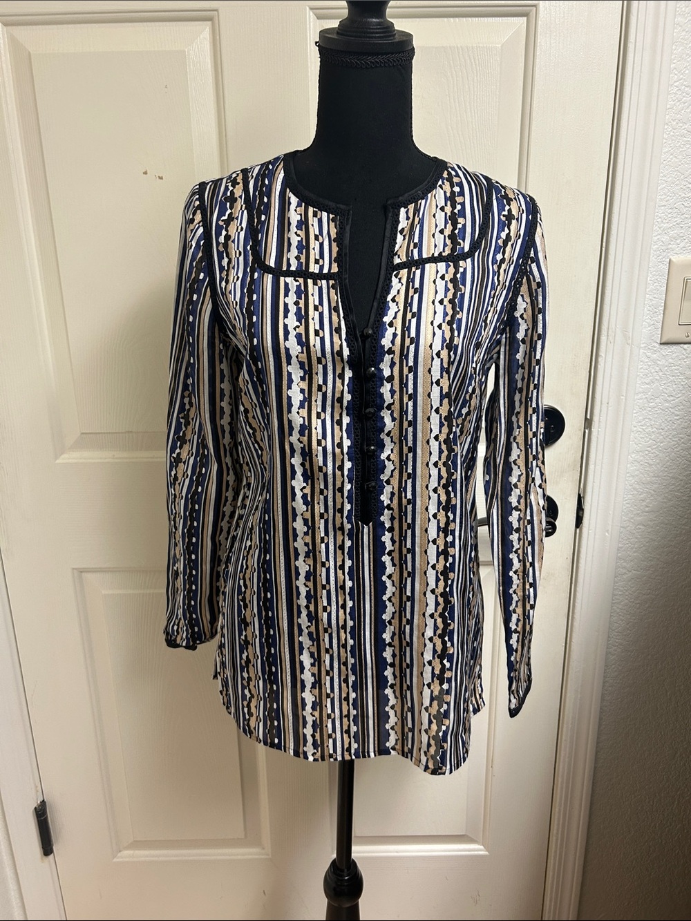 ETCETERA long-sleeve, patterned pullover blouse  a V-neckline, Size 2, NWT